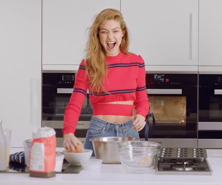 Slaida meitene gatavo sev veselīgas brokastis