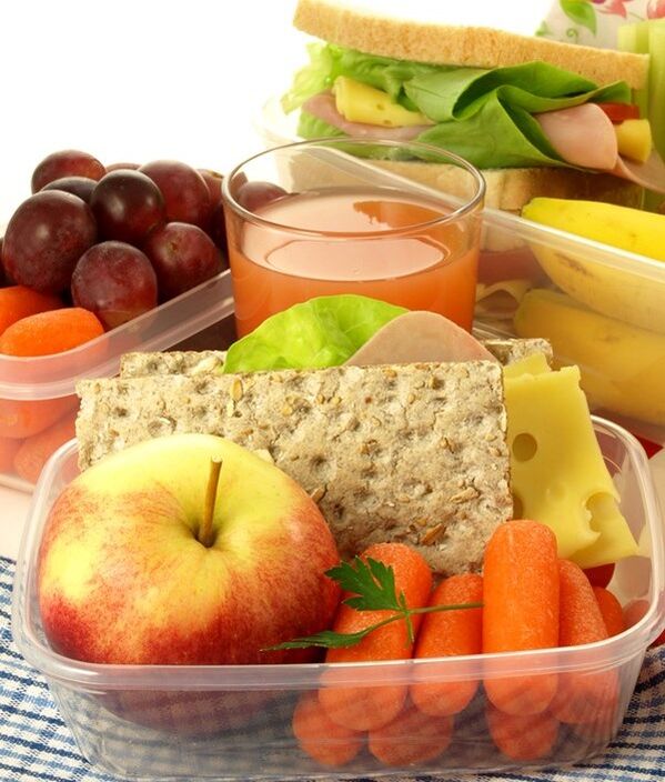 Neapstrādātus dārzeņus un augļus var izmantot kā uzkodu, ievērojot 3. tabulas diētu. 